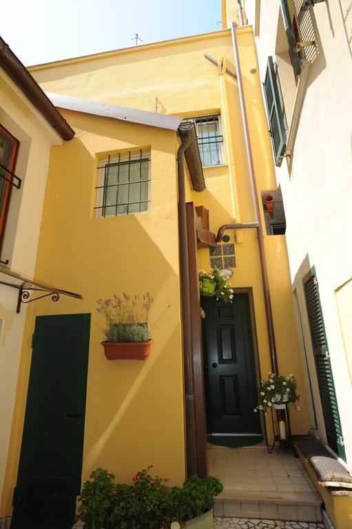 B&B Aurora Domus D'A-Mare Pesaro Eksteriør billede
